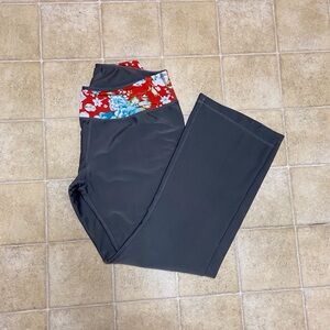 American Sweetheart Sport Yoga Stylish Gray Pants with Red Floral Accent Size M